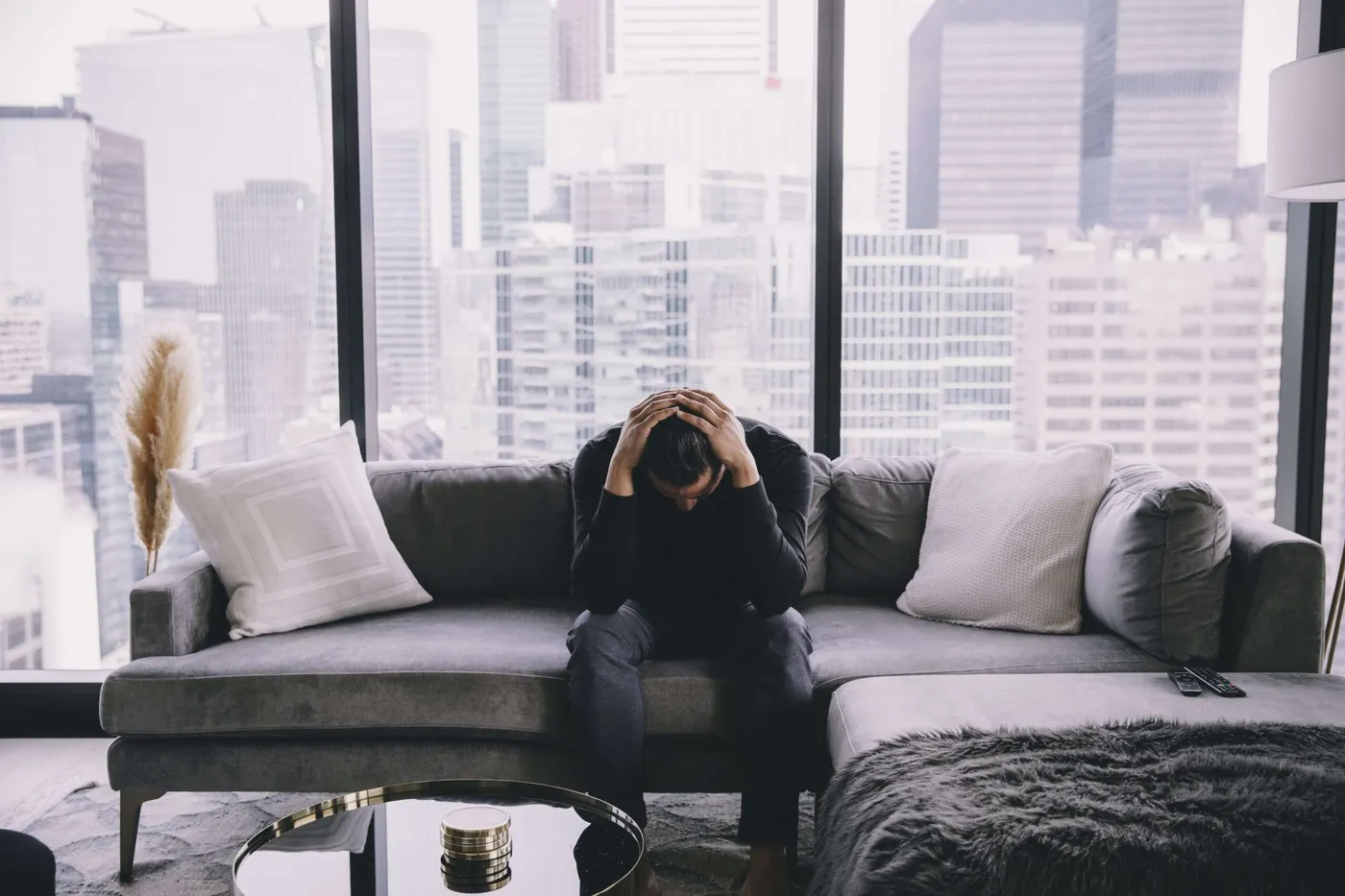 Salon calme avec une personne assise sur un canapé gris